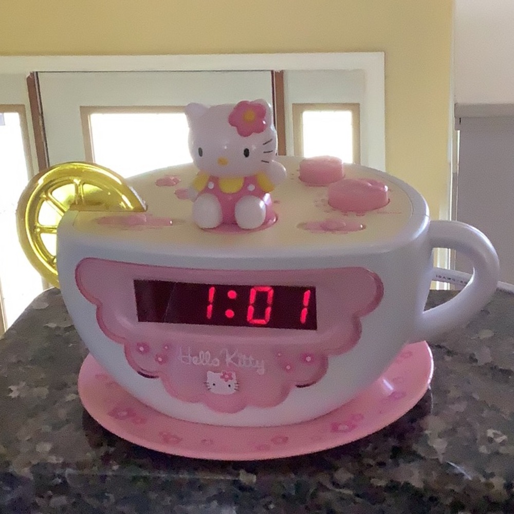 HELLO KITTY teacup alarm clock